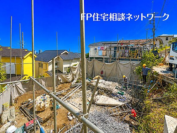 【現地外観写真】毎日のお散歩も快適な緑に恵まれたエリアは伸び伸びスローライフを叶えてくれます。自然豊富な季節の移ろいを身近に感じられる環境でストレスフリーな生活をお送りください。