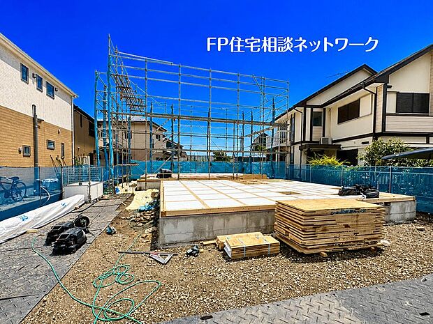【現地外観写真】深く豊かな緑と爽快な青い空を感じるまさに横浜に暮らす心地よさを存分に堪能いただける邸宅です。グレードの高い設備仕様が標準装備のデザイン住宅で快適で便利な生活をお送り頂けます。