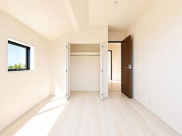 【リビング以外の居室】居室には収納クローゼットを完備!普段使いのお洋服や小物はもちろん、季節物のお洋服などもしっかりと整理整頓おしまい頂けます。居室空間をより広く隅々までお使いいただけますね。