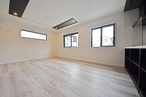 豊かな光が照らすこの場所は、たわいもない会話を楽しみ、ゆったりとした時間を過ごす場所。家族の日常が刻まれる大切な空間です。（C号棟）