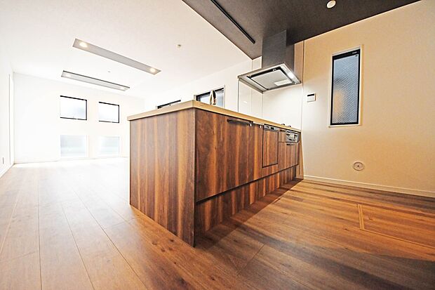 収納力・デザイン性も兼ねた高性能カップボードです！キッチンとカラーも合わせており、一体感ある仕上がりになっております！※同仕様となりますが、カラーは異なります。