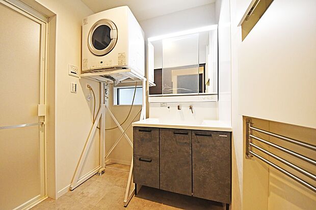 三面鏡の洗面化粧台で、朝のセットもラクラクです♪ 場所を取らない大きさにもかかわらず、収納力が豊富で助かりますね!