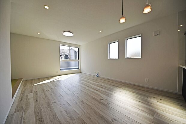 豊かな光が照らすこの場所は、たわいもない会話を楽しみ、ゆったりとした時間を過ごす場所。家族の日常が刻まれる大切な空間です。