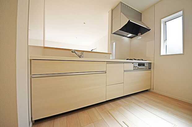 毎日使うキッチン周りが綺麗で清潔に保たれていると、お料理を作るのも楽しくなりますよね。機能性とデザイン性を持たせたキッチンで気持ちよくお料理が出来そうです。(10号棟)