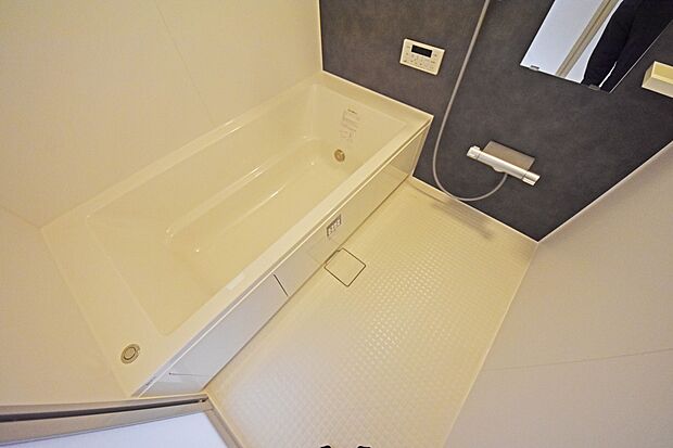 足が伸ばせるのでゆっくり湯船に浸かれ、一日の疲れを癒します。（1号棟）