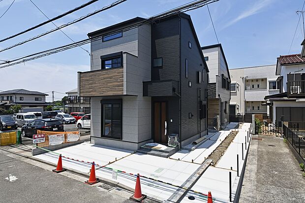 閑静な住宅地で子育て家族にピッタリ。緑に恵まれたエリアで、自然に包まれた穏やかな暮らしを実現するための、ゆとりある住環境が整っています。(前:1号棟、後:2号棟)