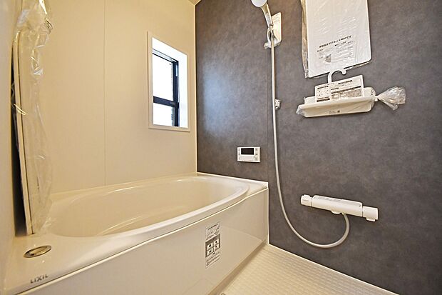 ゆったりと足を伸ばして入れるお風呂で、1日の疲れを癒していただけます。お掃除のしやすい窓も設置しています。(1号棟)