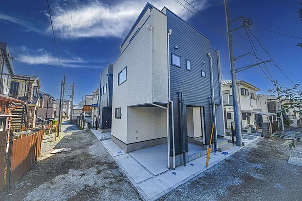 物件の陽当りや通風・仕様設備やお部屋の大きさの比較、近隣・周辺環境や街並みなど、資料には掲載していない情報が現地にはたくさんあります。 （左：２号棟、右：３号棟）