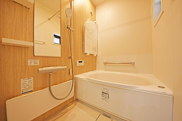 ゆったりと足を伸ばして入れるお風呂で、1日の疲れを癒していただけます。お掃除のしやすい窓も設置しています。（A号棟）