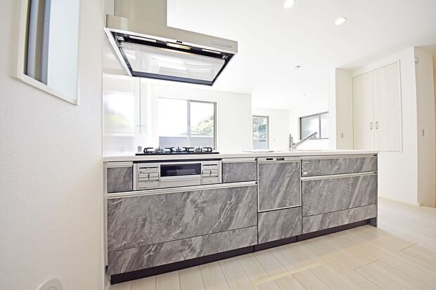 リビングの様子を見ながらお料理が出来る対面キッチン！小さいお子様がいても様子を見ながら家事が出来るので安心です！