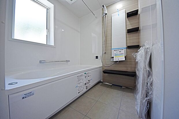 １坪タイプのユニットバス！足が伸ばせるのでゆっくり湯船に浸かれ、一日の疲れを癒します。浴室換気乾燥機付きで、入浴後の湿気もしっかり逃がします。