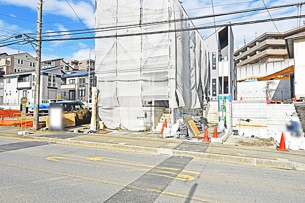 閑静な住宅地で子育て家族にピッタリ。緑に恵まれたエリアで、自然に包まれた穏やかな暮らしを実現するための、ゆとりある住環境が整っています。（左：２号棟、右：３号棟）