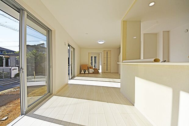 オープンでのびやかな空間を生み出す、こだわりの広がりとゆとり。家族と過ごす時間を大切にしたい方にぴったりの明るくゆとりある住空間です。(2号棟)