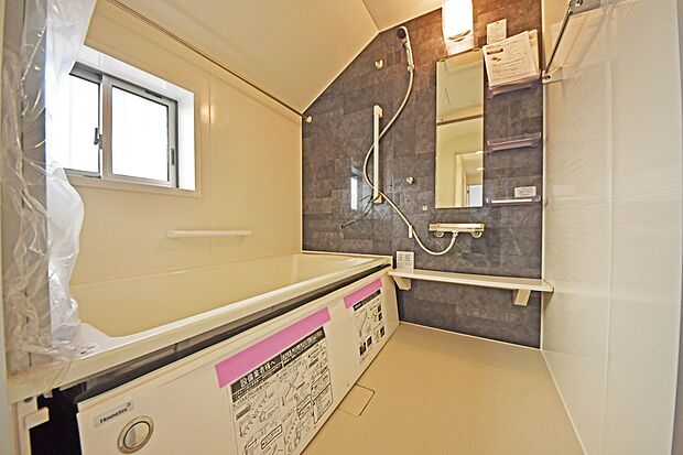 1坪タイプのユニットバス!足が伸ばせるのでゆっくり湯船に浸かれ、一日の疲れを癒します。浴室換気乾燥機付きで、入浴後の湿気もしっかり逃がします。(2号棟)