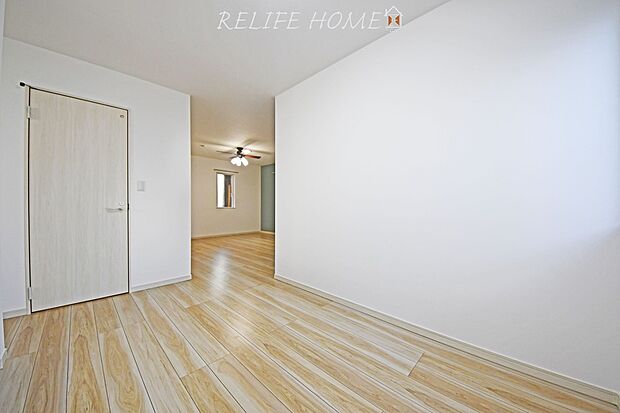 住まう方自身でカスタマイズして頂けるようにシンプルにデザインされた室内。自由度が高いので家具やレイアウトでお好みの空間を創り上げられます。