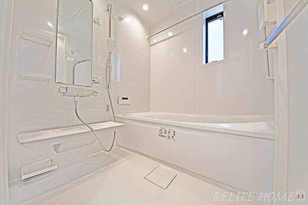 １坪タイプのユニットバス！足が伸ばせるのでゆっくり湯船に浸かれ、一日の疲れを癒します。浴室換気乾燥機付きで、入浴後の湿気もしっかり逃がします。（3号棟）