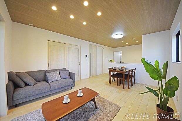 オープンでのびやかな空間を生み出す、こだわりの広がりとゆとり。家族と過ごす時間を大切にしたい方にぴったりの明るくゆとりある住空間です。（C号棟）