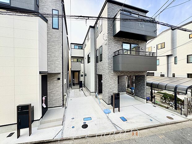 一戸建てを中心とした街並みが整然と続き、周辺は高い建物が建っていないので、採光や開放性に恵まれ、空が広く緑の多い閑静な趣を感じる環境です。