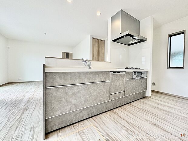 リビングの様子を見ながらお料理が出来る対面キッチン！小さいお子様がいても様子を見ながら家事が出来るので安心です！