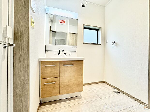 ゆとりの洗面スペースで朝の身支度も快適スムーズに。髪のセットやお化粧もストレスなくこなせ、朝から気分良く通勤通学に向かえそうですね！