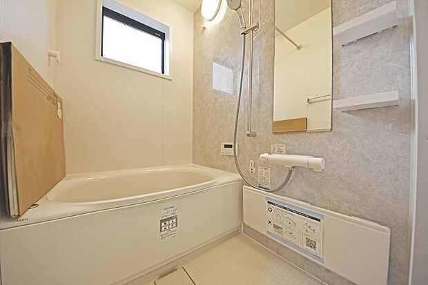 1坪タイプのユニットバス!足が伸ばせるのでゆっくり湯船に浸かれ、一日の疲れを癒します。浴室換気乾燥機付きで、入浴後の湿気もしっかり逃がします。