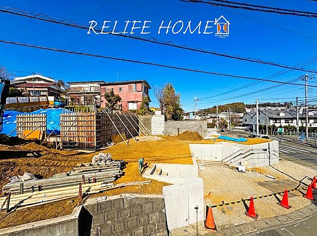 一戸建てを中心とした街並みが整然と続き、周辺は高い建物が建っていないので、採光や開放性に恵まれ、空が広く緑の多い閑静な趣を感じる環境です。