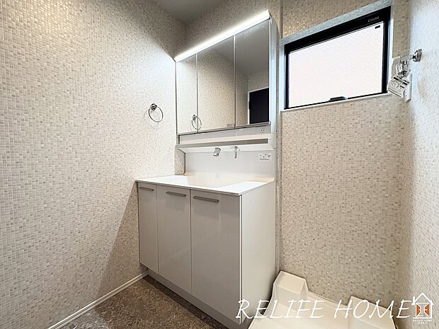 ■Styling Room■ 朝の身支度も快適スムーズになるゆとりの洗面スペース。ノズルを引き出して使えるハンドシャワー付水栓付きなので使い勝手が良く、お掃除もラクラクです。(1号棟)