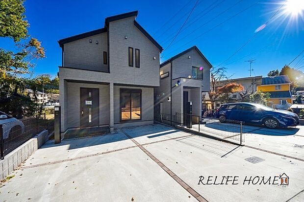 【外観施工例】落ち着いた色合いと温かみのあるデザインが魅力の外観。周囲の景観に溶け込みながらも、さりげない存在感を放ちます。