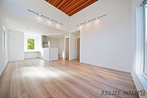 【リビング施工例】豊かな光が照らすこの場所は、たわいもない会話を楽しみ、ゆったりとした時間を過ごす場所。家族の日常が刻まれる大切な空間です。