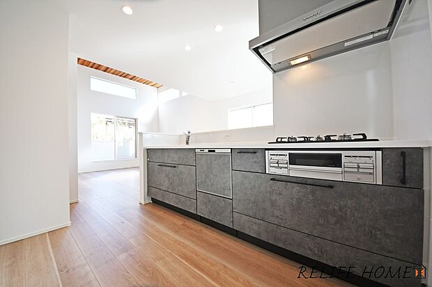 【キッチン施工例】リビングの様子を見ながらお料理が出来る対面キッチン!小さいお子様がいても様子を見ながら家事が出来るので安心です!