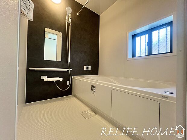 ■Bath Room■ 一日の疲れを癒す場として、ゆったりと足を伸ばしてくつろげる綺麗で清潔感のある色味の浴室。気持ちの良い光と風をたっぷりと取りこめる開閉式の窓も設置しています。