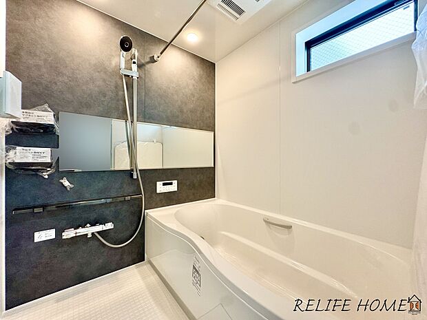 ■Bath Room■  一日の疲れを癒す場として、ゆったりと足を伸ばしてくつろげる綺麗で清潔感のある色味の浴室。（A号棟）