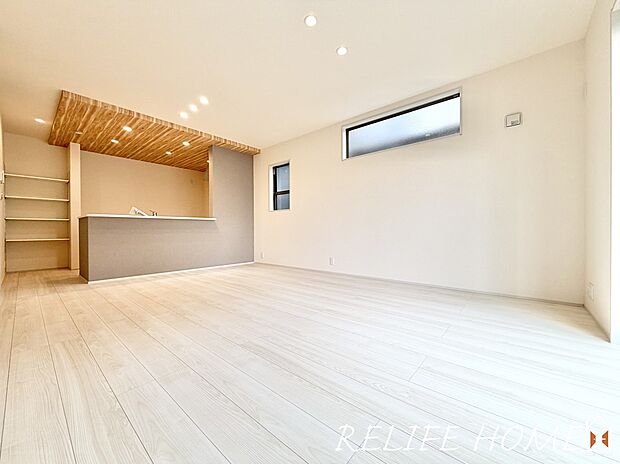 ■Living Room■ ご家族だんらんのスペースとなるリビング。家具の配置がしやすい広さを確保しつつ、窓が多い設計は色々な角度から陽光が差し込む心地の良い空間です。