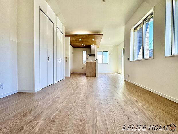 ■Living Room■ 家族全員が空間を共有できる理想的なゆったりサイズのリビング。陽当たりも良く嬉しい空間となります。