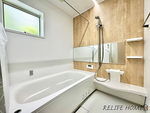 ■Bath Room■ 一日の疲れを癒す場として、ゆったりと足を伸ばしてくつろげる綺麗で清潔感のある色味の浴室。気持ちの良い光と風をたっぷりと取りこめる開閉式の窓も設置しています。