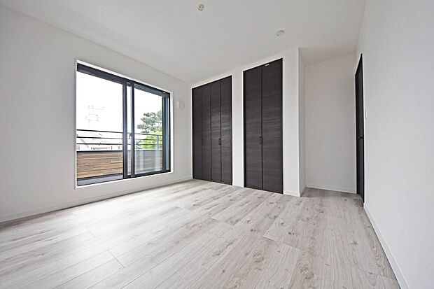 【リビング以外の居室】1日の疲れを癒し、心地よく寛げるようゆったりとした広さを確保しています。落ち着いた雰囲気でおくつろぎいただけます♪（C号棟）