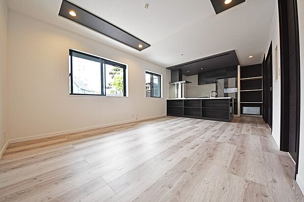 【リビング】窓が大きくリビングも明かりが差し込みます。  休日はおひさまの光をたっぷりと取りこめるリビングでゆったりと過ごせます！（C号棟）