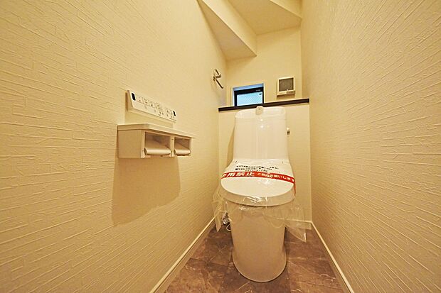 【温水洗浄便座】温水洗浄便座でオールシーズン関係なく暖かい便座で快適にお過ごしいただけます♪また、ウォシュレットによって感染症の予防にもつながります。