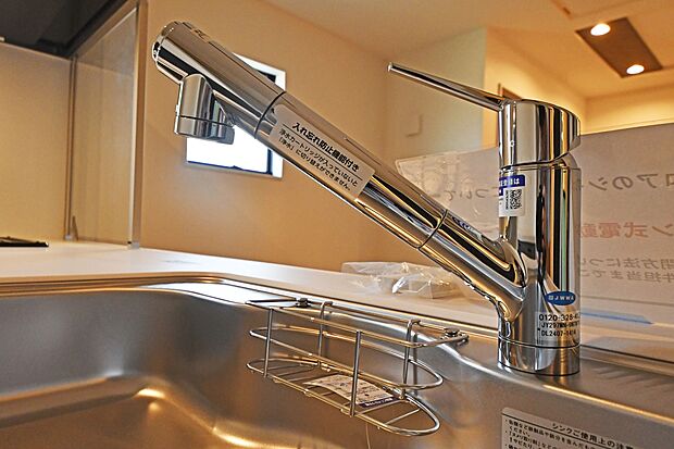 【浄水器内臓水栓】浄水器が標準設置されております。いつでもおいしい水が楽しめるほか、カルキ・溶解性鉛・農薬・カビ臭などの不純物を低減します。