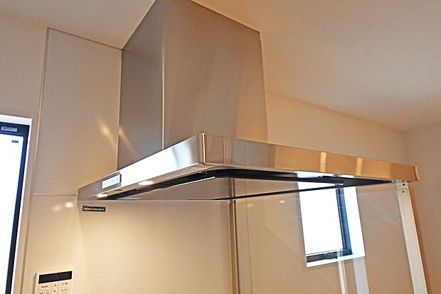 【レンジフード】キッチンにはオシャレなレンジフード♪見た目がスタイリッシュで、稼働時の音も静かです。 ダクトを通して換気するため、外気のホコリや騒音も遮断できます。