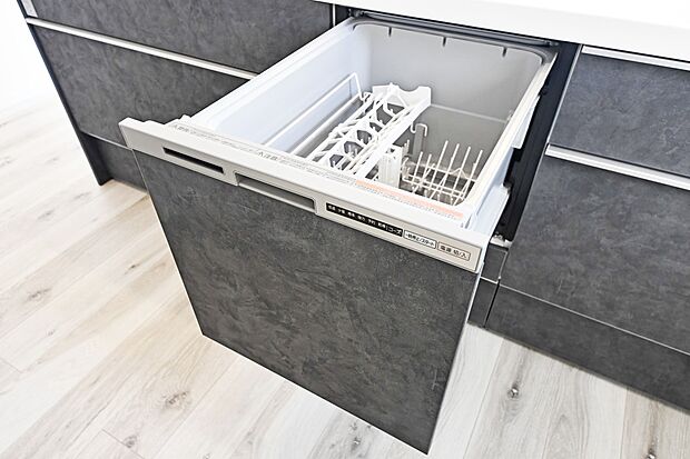 【食器洗い乾燥機】手洗いに比べ使用水量はごくわずか！手洗いよりも高い水温・パワフルな水流で洗うため手で洗いにくいものもお任せ♪手荒れの心配も解消いたします！