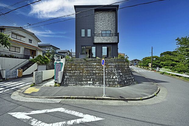 【現地外観写真】開放感があり、日当りも良好です!目の前に広がる開放感とゆとり、暮らしの夢を育む理想の住まいがここにはあります。