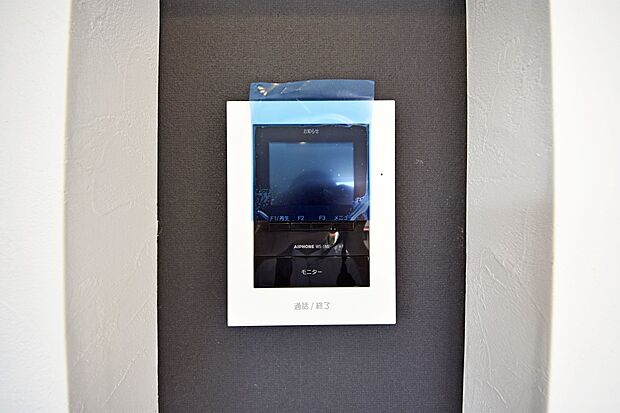 【モニター付きインターホン】来訪者が一目で分かるカラーモニターホンは日々の生活には欠かせない必需品です。お子様のお留守番にも心強い設備ですね!