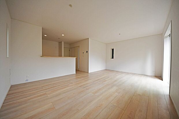 【リビング】豊かな光が照らすこの場所は、たわいもない会話を楽しみ、ゆったりとした時間を過ごす場所。家族の日常が刻まれる大切な空間です。(8号棟)