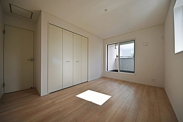 【リビング以外の居室】2面採光で太陽の光がたくさん差し込む洋室です!クローゼットも完備しておりますので収納にも困りません!(10号棟)