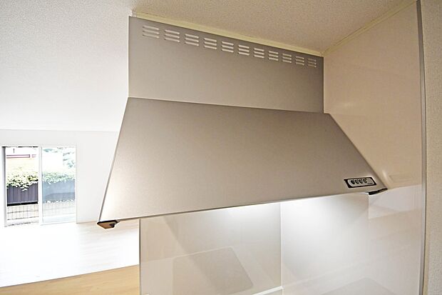 【レンジフード】キッチンにはオシャレなレンジフード♪見た目がスタイリッシュで、稼働時の音も静かです。 ダクトを通して換気するため、外気のホコリや騒音も遮断できます。 (8号棟)