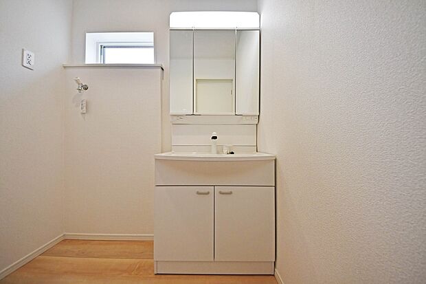 【三面鏡洗面化粧台】見た目の美しさだけではなく、機能性も追求した使い勝手の良い鏡裏収納付3面鏡型の独立洗面化粧台。広めで使いやすい、お手入れが楽なデザインのカウンターに収納豊富なキャビネット。(8号棟)