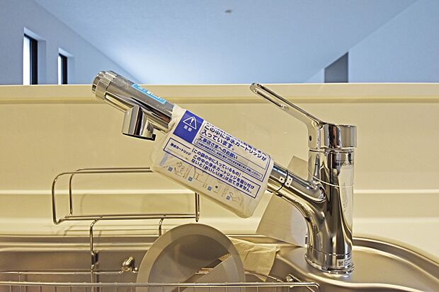 【浄水器内臓水栓】浄水器が標準設置されております。いつでもおいしい水が楽しめるほか、カルキ・溶解性鉛・農薬・カビ臭などの不純物を低減します。（1号棟）