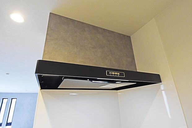 【レンジフード】キッチンにはオシャレなレンジフード♪見た目がスタイリッシュで、稼働時の音も静かです。 ダクトを通して換気するため、外気のホコリや騒音も遮断できます。 （1号棟）