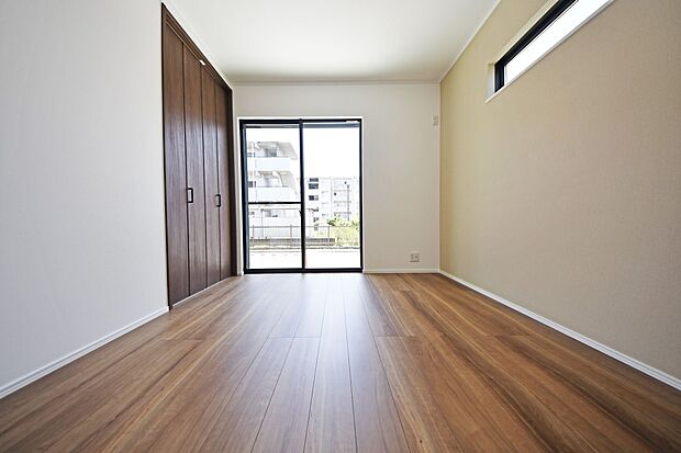 【リビング以外の居室】一人ひとりの大切なプライベート空間。ゆとりある広さで、一人の時間をゆったりと過ごせる安らぐお部屋になるはずです。(1号棟)